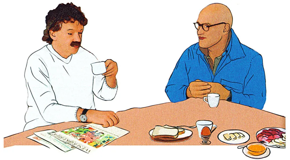 لئو و کلاوس سر میز صبحانه قهوه می‌خورند.