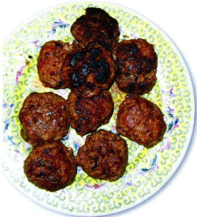 بشقابی پر از فریکاده، کوفته‌های گوشتی.